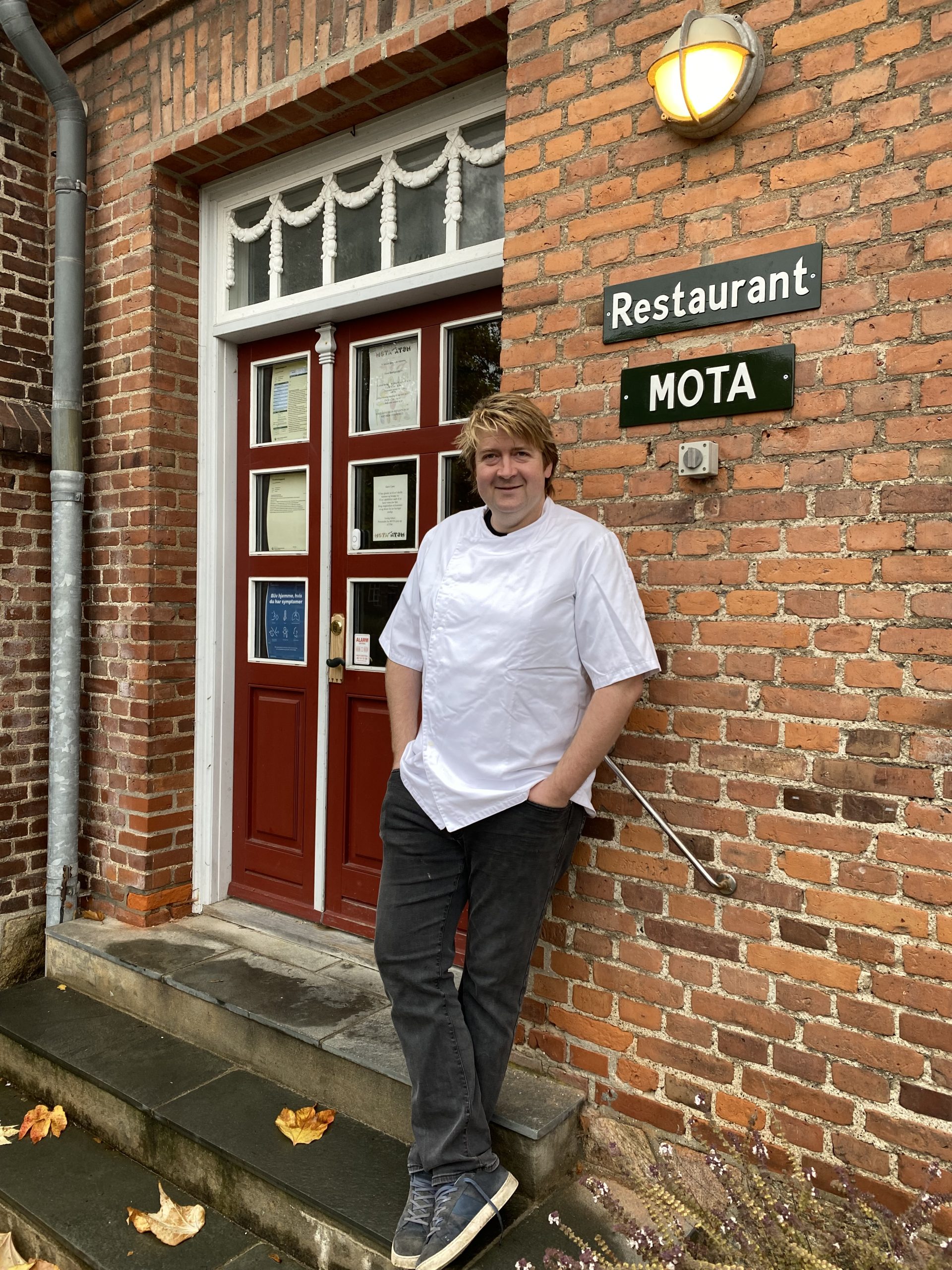 claus henriksen foran restaurant mota i anneberg kulturpark